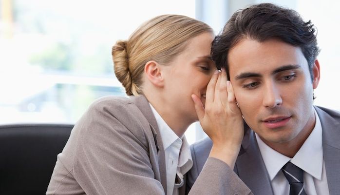 Người thích buôn chuyện thị phi hay những bí mật của người khác là những người không đáng tin cậy. (Ảnh: collaborant.com)